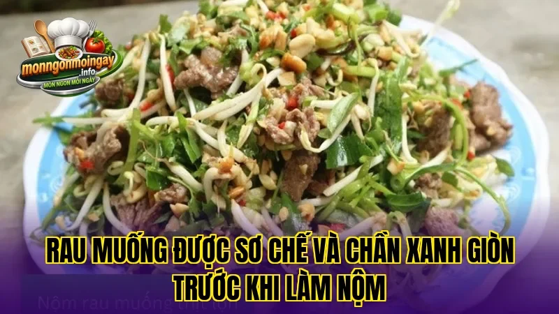 Rau muống được sơ chế và chần xanh giòn trước khi làm nộm